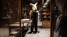 Wer verbirgt sich unter dem Kaninchen-Kopf? | Bild: Gavila S.R.L./Loris T. Zambelli