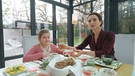 Von links: Leonie (Paula Fütterer) und ihre Mutter Fiona (Henriette Richter-Röhl) sitzen am perfekt gedeckten Frühstückstisch und warten auf Stella. | Bild: BR/Bavaria Fiction GmbH