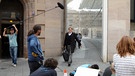 Während der Dreharbeiten: Fabian Hinrichs als Hauptkommissar Felix Voss läuft an seinem ersten Arbeitstag gut gelaunt durch Nürnberg.  | Bild: BR/Olaf Tiedje