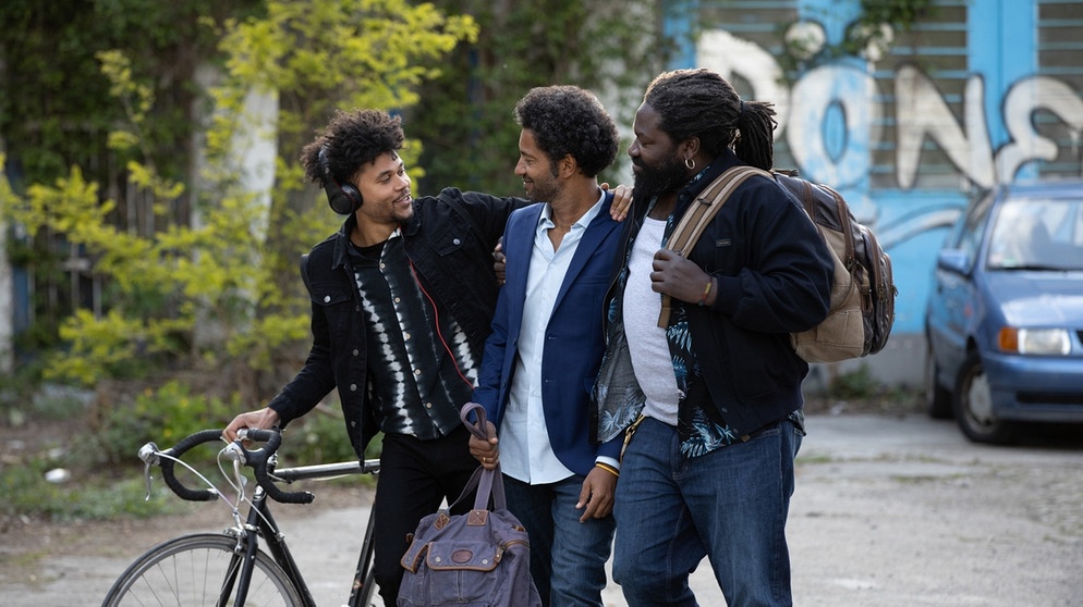 Die schwarze Nachbrigade, von links: Jason (Nyamandi Adrian), Ezequiel (Tyron Ricketts) und Reynaldo (Komi Mizrajim Togbonou). | Bild: ARTE/BR/cinemanegro Filmproduktion /kineo Filmproduktion /Frédéric Batier