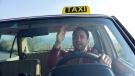 Musa (Deniz Cooper) in seinem Taxi. | Bild: BR/Lotus-Film/ORF/Petro Domenigg