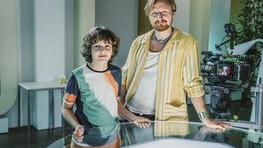 Von links: Leo Alonso-Kallscheuer (Rolle: Morin) und Michael Kranz (Rolle: AT Konrad Dramm). | Bild: BR/Odeon Fiction/Hendrick Heiden
