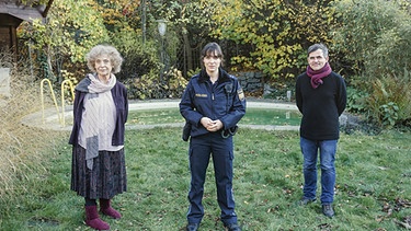 Von links: Ilse Neubauer (Rolle: Johanna Schrödinger), Verena Altenberger (Rolle: Elisabeth Eyckhoff) und Oliver Haffner (Regie). | Bild: BR/Geißendörfer Pictures/Hendrik Heiden
