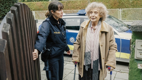 Von links: Bessie Eyckhoff (Verena Altenberger) bringt Frau Schrödinger (Ilse Neubauer) von der Polizeiwache nach Hause. | Bild: BR/Geißendörfer Pictures/Hendrik Heiden