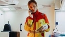 Rettungssanitäterin Sarah Kant (Marta Kizyma) findet beim Reinigen des Rettungswagen eine Videokassette.  | Bild: BR/Amalia Film und Dragonbird Films/Sabine Finger