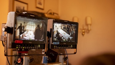 Blick auf die Kamera-Monitore während der Tischgebet-Szene.  | Bild: Bavaria Fiction GmbH/BR/Conradfilm GmbH & Co. KG/ORF/Christof Arnold