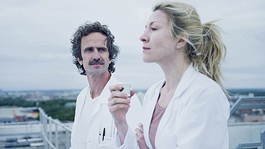 Mel (Genija Rykova) und Kollege Jakob (Felix Hellmann) auf dem Dach. | Bild: BR/lüthje schneider hörl | FILM/Jennifer Bräuer