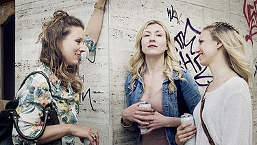 Von links: Tati (Xenia Tiling), Mel (Genija Rykova), und Eve (Teresa Rizos) planen eine Single-Parte. | Bild: BR/lüthje schneider hörl | FILM/Jennifer Bräuer