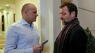 Von links: Robert (Oliver Stokowski) fragt Hans Wallentin (Juergen Maurer), ob er Geld braucht, um ihn nicht ins Haus bitten zu müssen. | Bild: Allegro Film/BR/ORF/Petro Domenigg