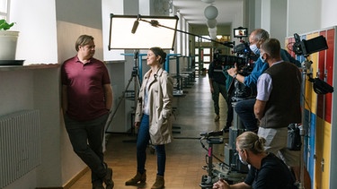 Michael Grimm (Rolle: Frank) und Eva Meckbach (Rolle: Kathrin) mit Ralph Netzer (Kamera). | Bild: BR/die film gmbh/Hendrik Heiden