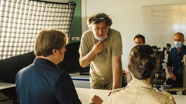 Von links: Michael Grimm (Rolle: Frank), Regisseur Filippos Tsitos, Eva Meckbach (Rolle Kathrin) und Kameramann Ralph Netzer (rechts). | Bild: BR/die film gmbh/Hendrik Heiden