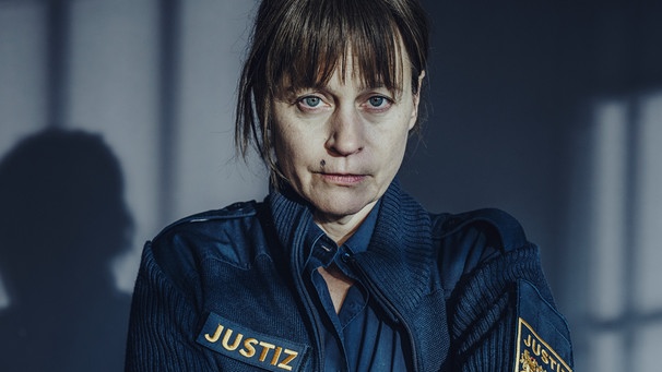 Jule Ronstedt als JVA-Beamtin Anja Bremmer. | Bild: BR/Sappralot Productions GmbH/Hendrik Heiden