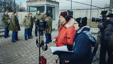 Regisseur Thomas Stiller (zweiter von rechts) mit Script/ Continuity Rene Bemmann (rechts) bei den Dreharbeiten. | Bild: BR/Sappralot Productions GmbH/Hendrik Heiden