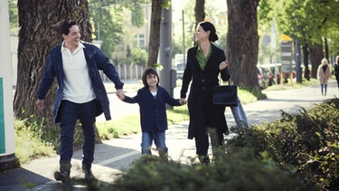 Ben Schröder (Markus Brandl) wird beim Spaziergang mit seiner Familie… | Bild: BR/X Filme/Hagen Keller