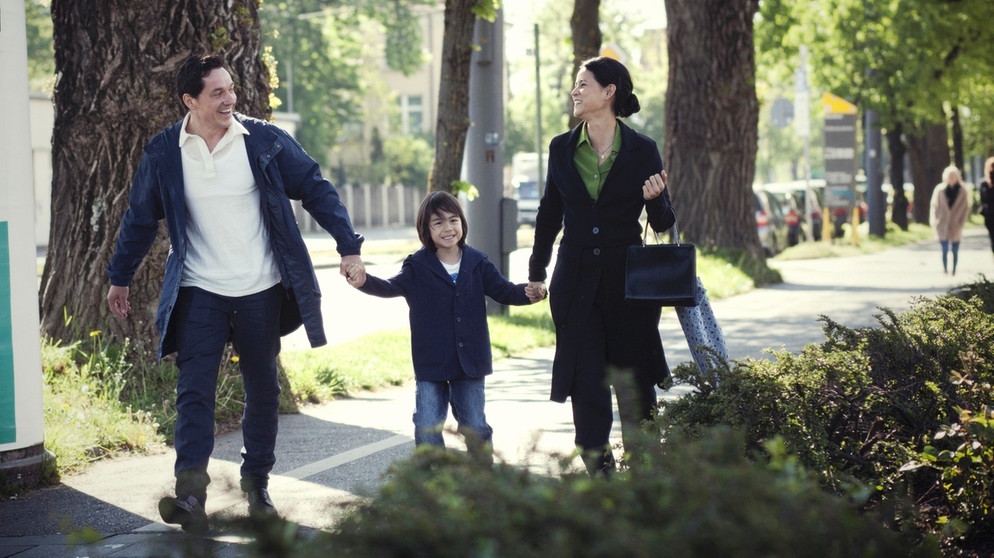Ben Schröder (Markus Brandl) wird beim Spaziergang mit seiner Familie… | Bild: BR/X Filme/Hagen Keller