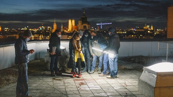Bei den Dreharbeiten zum Tatort "Dreams" auf dem Dach des Gasteig.  | Bild: BR/NEUESUPER GmbH/Hendrik Heiden