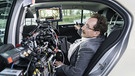 Thorsten Merten (Rolle: Thomas Peters) während der Dreharbeiten im Taxi. | Bild: BR/Claussen+Putz Filmproduktion GmbH/Hendrik Heiden