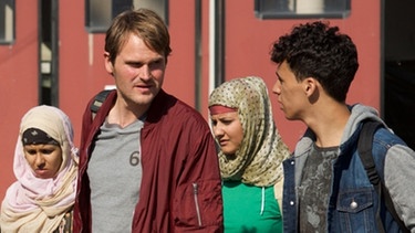 Hauptkommissar Felix Voss (Fabian Hinrichs, 2. von rechts) trifft auf den jungen syrischen Flüchtling Basem Hemidi (Mohammed Issa, rechts). | Bild: BR/Rat Pack Filmproduktion GmbH/Bernd Schuller