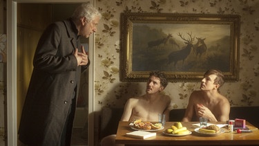 Von links: Kriminalhauptkommissar Franz Leitmayr (Udo Wachtveitl) unterhält sich mit zwei Pornodarstellern (Martin Bruchmann und Sebastian Fischer) am Set. | Bild: BR/Hagen Keller