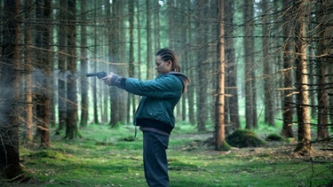 Sofia Modica (Emma Preisendanz) lernt mit einer Waffe umzugehen. | Bild: BR/WDR/X Filme Creative Pool GmbH/Hagen Keller
