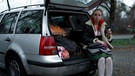 Silke Weinzierl (Nina Proll) sitzt am Auto und raucht. | Bild: BR/Lieblingsfilm GmbH/Peter Nix