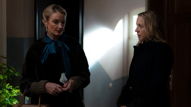 Von links: Anna Pollinger (Monika Gruber) und Silke Weinzierl (Nina Proll) reden im Treppenhaus. | Bild: BR/Lieblingsfilm GmbH/Peter Nix