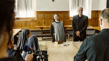 Von links: Corinna Harfouch (Rolle: Schwester Barbara) mit Udo Wachtveitl (Rolle: Franz Leitmayr) bei den Dreharbeiten. | Bild: BR/Roxy Film GmbH/Hendrik Heiden