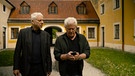 Franz Leitmayr (Udo Wachtveitl, links) und Ivo Batic (Miroslav Nemec) im Hof des Klosters. | Bild: BR/Roxy Film GmbH/Alexander Fischerkoesen