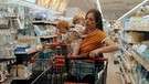 Lara (Giulia Goldammer) mit ihrer Tochter Olivia (Patricia Graf) im Supermarkt. | Bild: BR/Elfenholz Film GmbH