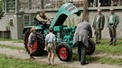 Der neue Traktor wird inspiziert. | Bild: BR/X Verleih AG