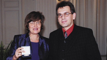 Im Dezember 2001 verlieh Christa Stewens Wolfgang Haas die Bayerische Staatsmedaille für soziale Verdienste. | Bild: Bayerischen Staatsministerium für Familie, Arbeit und Soziales