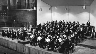 Das Münchner Rundfunkorchester mit Gründungs-Chefdirigent Werner Schmidt-Boelcke im Kongresssaal des Deutschen Museums | Bild: BR / Historisches Archiv