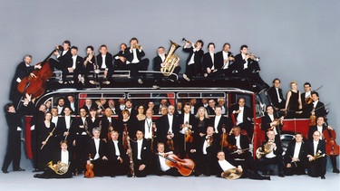 Das Münchner Rundfunkorchester mit Chefdirigent Marcello Viotti und ihrem Konzertbus (1998) | Bild: BR / Historisches Archiv