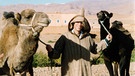Christoph Deumling (Moderator) zwischen zwei Kamelen. Ouarzazate/Marokko, 1993. | Bild: BR