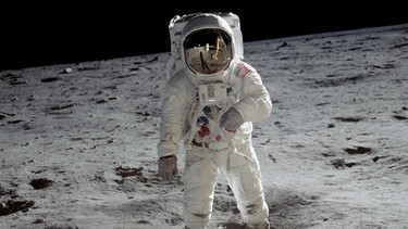 US-Astronaut Edwin «Buzz» Aldrin steht auf der Mondoberfläche. Rechts im Bild ist dabei ein Stück der Mondlandefähre «Eagle» zu sehen. | Bild: Neil Armstrong/NASA/dpa