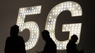 Leuchttafel mit Werbung für den Mobilfunk-Standard 5G | Bild: picture alliance/Clara Margais/dpa