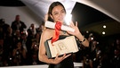 27.05.2023, Frankreich, Cannes: Die türkische Schauspielerin Merve Dizdar zeigt ihren Preis als beste Schauspielerin für ihre Rolle im Film «About Dry Grasses» bei einem Fototermin nach der Preisverleihung. Foto: Daniel Cole/AP +++ dpa-Bildfunk +++ | Bild: dpa-Bildfunk/Daniel Cole