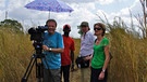 Das Team: Andrea Morgenthaler, Jan Kerhart (links), Ole Fensky (2. von rechts) und ein Helfer vor Ort in Afrika. | Bild: BR/Jan Kerhart
