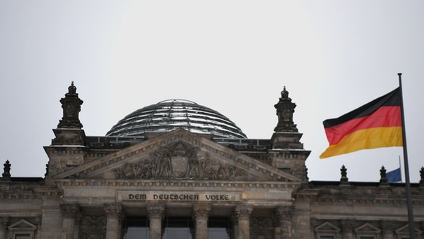 AfD im Bundestag beschäftigt mehr als 100 Rechtsextreme  | Bild: dpa-Bildfunk/ Marco Rauch