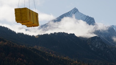 Bauarbeiten in Garmisch, im Hintergrund die Zugspitze. Garmisch-Partenkirchen – Bayern, Deutschland. | Bild: NGF Nikolaus Geyrhalter Filmproduktion GmbH/Lukas Gnaiger