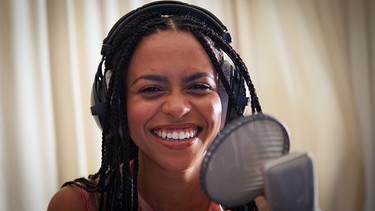 Aminata Belli ist Host des Podcasts ICONIC (ab 14. September 2023 in der ARD Audiothek) | Bild: BR/Franziska Bährle