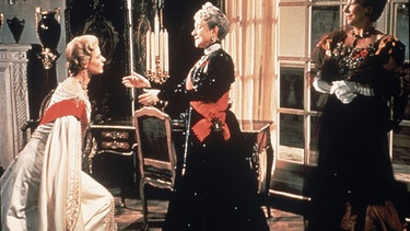 Die Zarenmutter (Helen Hayes, Mitte) erkennt in Anna (Ingrid Bergman, links) ihre jüngste Enkelin wieder. Ihre Hofdame Baronin von Livenbaum (Martita Hunt) hat großen Anteil daran. | Bild: 20th Century Fox/BR/MDR/Telepool GmbH
