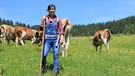 Anna verbringt einen Sommer auf der Alm von Sennerin Kati und hilft ihr bei der Arbeit. Die Saison beginnt mit dem Almauftrieb der Kühe. | Bild: BR | TEXT + BILD Medienproduktion GmbH & Co. KG