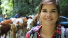Anna verbringt einen Sommer auf der Alm von Sennerin Kati und hilft ihr bei der Arbeit. Die Saison beginnt mit dem Almauftrieb der Kühe. | Bild: BR/TEXT + BILD Medienproduktion GmbH & Co. KG