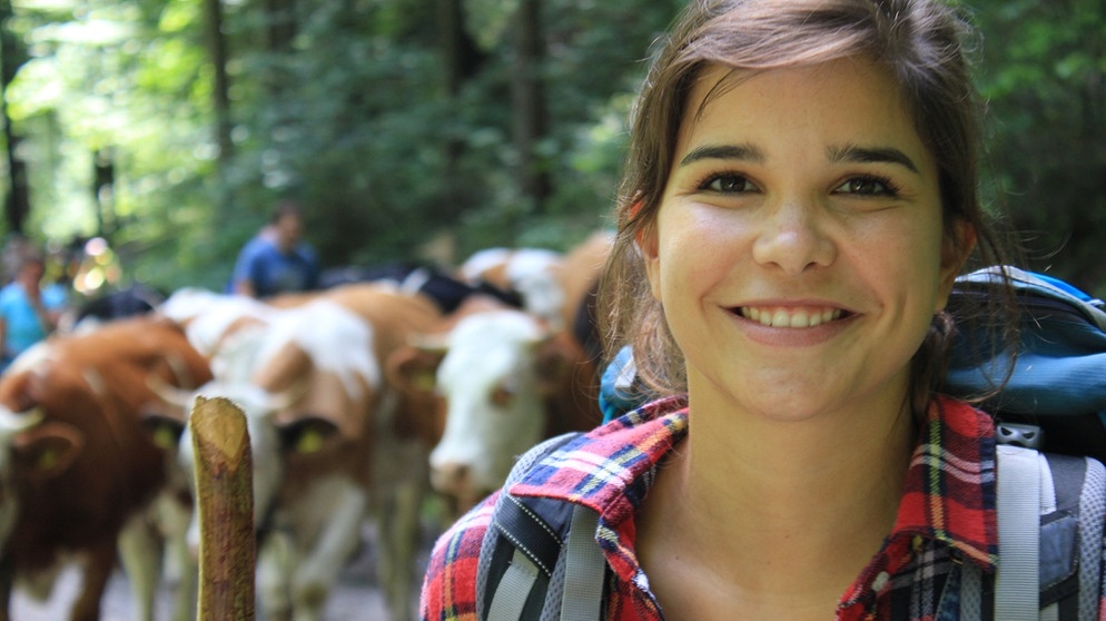 Anna verbringt einen Sommer auf der Alm von Sennerin Kati und hilft ihr bei der Arbeit. Die Saison beginnt mit dem Almauftrieb der Kühe. | Bild: BR | Text und Bild Medienproduktion GmbH & Co. KG