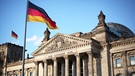 Die Worte "Dem Deutschen Volke" stehen an der Front über der Treppe zum Reichstag in Berlin. | Bild: picture-alliance/dpa/Wolfram Steinberg
