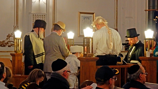 Nicht nur die Kinder kommen zum Purim-Fest verkleidet in die Synagoge.
| Bild: BR / SWR