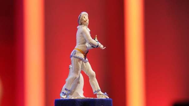 Das Preissymbol des Bayerischen Filmpreises, die Porzellanfigur Pierrot, hergestellt in der Nymphenburger Porzellan-Manufaktur. | Bild: picture alliance / dpa / Tobias Hase