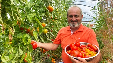Rund um das Anwesen von Helmut Schmid gibt es genügend Platz für sein Hobby, dem Gärtnern in großem Stil. Auf seine über hundert Tomatensorten ist er besonders stolz. | Bild: BR/megaherz gmbh