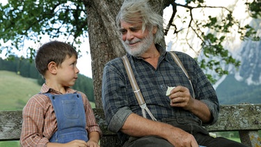 Stockinger (Peter Simonischek, rechts) mit seinem Enkel Robert (Kieran Lux). | Bild: BR/Ziegler Film/Epo Film/Petro Domenigg